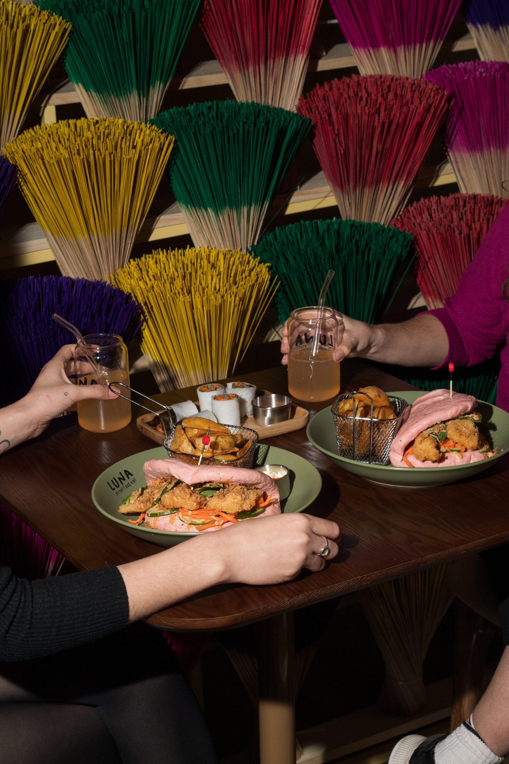 Brunch gourmand à Saint-Jean-de-Luz avec œuf coulant, salade fraîche, latte matcha maison et pancakes moelleux dans un coffee shop chaleureux